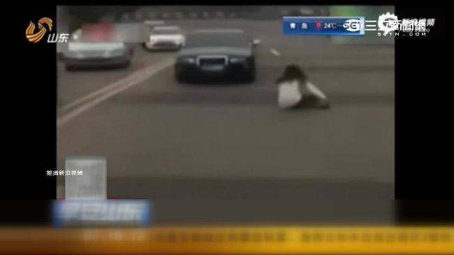 吵架忘拉手剎車　轎車倒退嚕壓倒駕駛