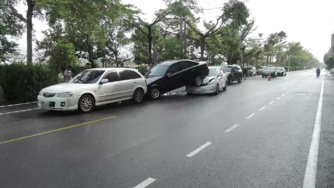 駕駛誤催油門　4車追撞如「疊羅漢」