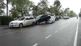 駕駛誤催油門　4車追撞如「疊羅漢」