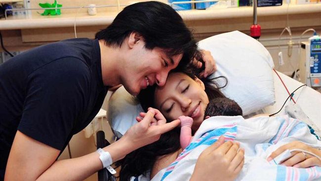 快訊／王力宏再當爸！女兒緊握他手指