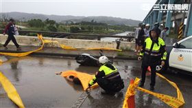 郭女騎車行經台北港前遭水泥車追撞當場死亡（翻攝畫面）