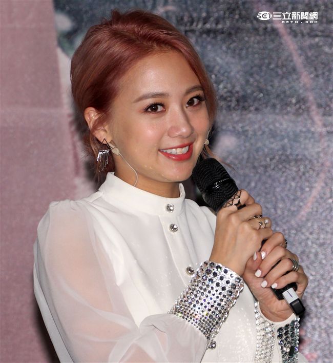 鬼鬼吳映潔個人首張迷你專輯「GEMMA」發片記者會。（記者邱榮吉/攝影）