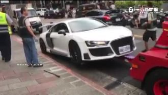不怕刮傷豁出去　千萬超跑違停遭拖吊