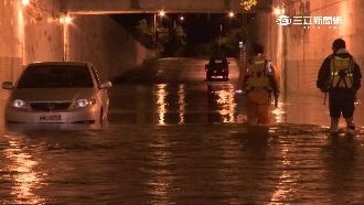 封鎖線被拆除　轎車開進淹水涵洞受困