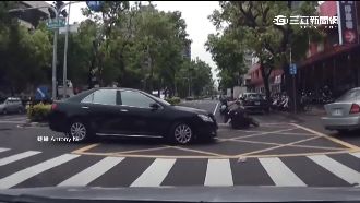 機車搶快硬鑽車縫　慘遭轎車撞飛