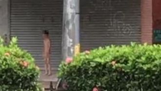 虎媽當街痛毆兒子　扒光衣服拍照存證