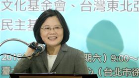 總統蔡英文8日就兩岸關係表示，她的就職演講已表達非常大善意，「基本立場就是承諾不變、善意不變，但我們不會在壓力下屈服，不想、也不願意、也不會走到對抗老路上。」 
中央社記者吳家昇攝 105年10月8日 16:9