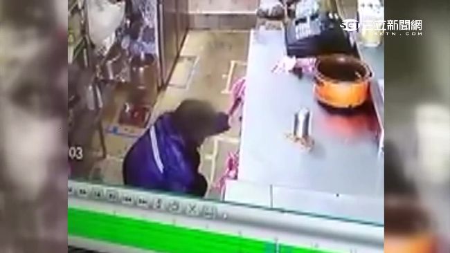 男女應徵牛排館　互相掩護櫃檯偷錢