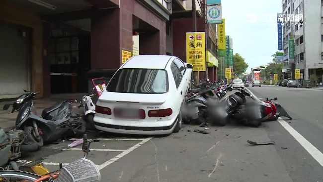 馬路保齡球！轎車暴衝「強壓」機車