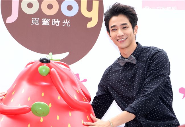 劉以豪皆以招牌超萌的笑容傳授暖男秘訣，融化所有女性芳心。（記者邱榮吉/攝影）