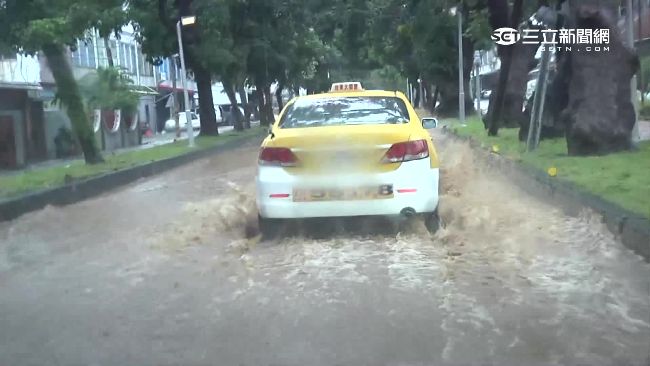 暴雨不斷！台東綠色隧道竟變成泥河