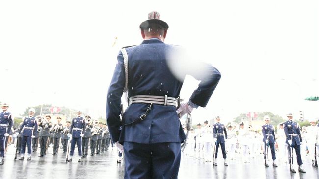 多圖／雨亂國慶預演　樂儀隊冒雨綵排