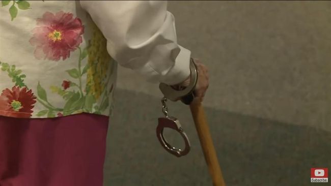102歲奶奶想被逮捕　警上銬圓她夢