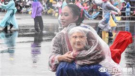 國慶日總彩排,老背少,雨衣, 圖／記者林敬旻攝