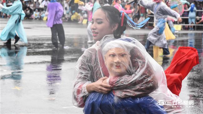 圖／國慶經典老背少登場　老人家卻…