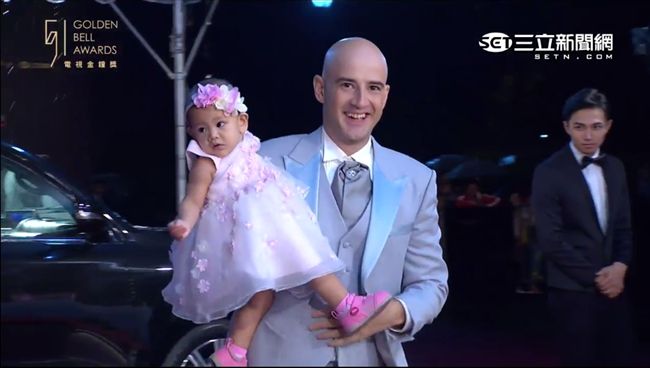 吳鳳帶女兒走紅毯　盼她長大入圍金鐘