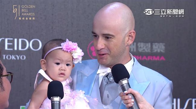 星光／吳鳳攜愛女小土荳踩紅毯萌炸！