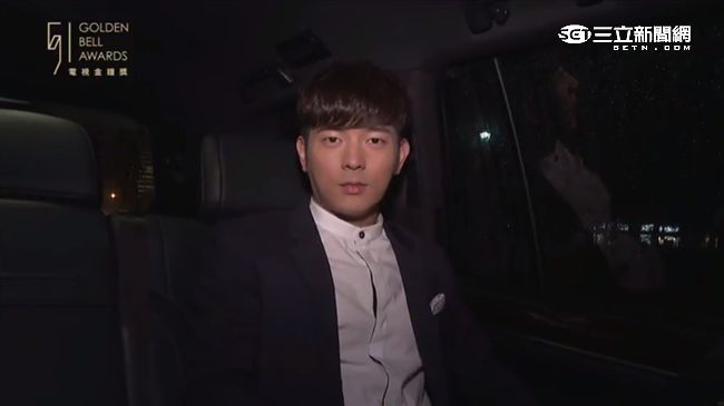 宥勝黑西裝帥氣登場　禮車透露好心情