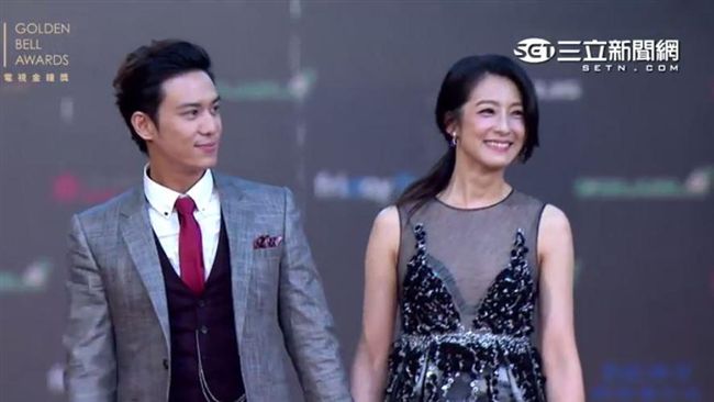 賴雅妍陳楚河手牽手　互理衣服超有愛