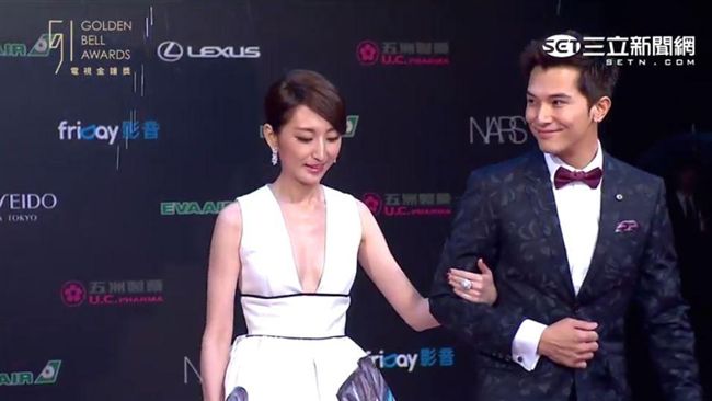 紅毯／柯佳嬿、邱澤帶小零食充飢