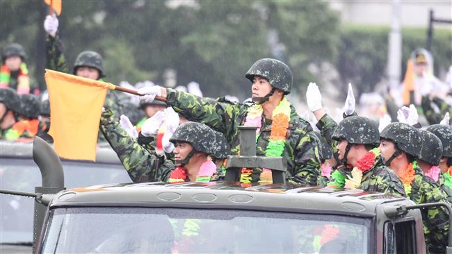 國慶預演雨中登場　救災英雄成主角