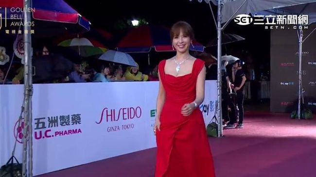 女神！天心性感走紅毯　大秀深V美乳