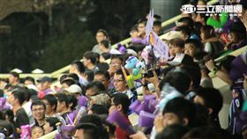 ▲義大開始發放封王彩帶（圖／記者王怡翔攝）