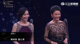 藍心湄辣曬美胸　擁抱得獎者竟...