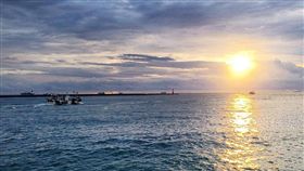 海洋,船隻,孤寂
圖／攝影者Blowing Puffer Fish, Flickr CC License
https://www.flickr.com/photos/changyisheng/28854401713/