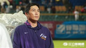 義大犀牛慶祝下半季封王，總教練葉君璋眼眶泛淚（圖／王怡翔攝）