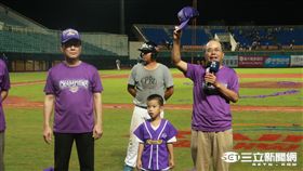 義大犀牛慶祝下半季封王，楊森隆、王癸琳（圖／王怡翔攝）