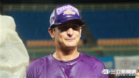 義大犀牛慶祝下半季封王，先發投手藍斯佛（圖／王怡翔攝）