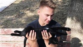 美國大兵領養貓。（圖／翻攝自The DODO）-https://www.thedodo.com/stray-cat-soldier-romania-2034035026.html