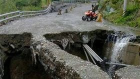 一九三縣道道路坍陷。(圖/翻攝自爆料公社臉書)-https://www.facebook.com/162608724089621/photos/a.162626540754506.1073741828.162608724089621/350906475259844/?type=3&theater