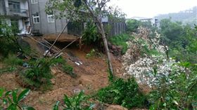 汐止水源路地基掏空。新北市消防局提供