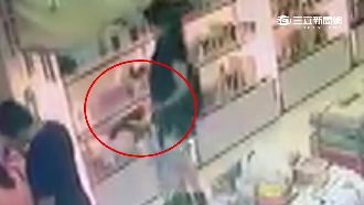 看準店家打烊前　女賊偷破萬名牌香水