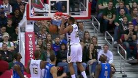 NBA,球星,灌籃,Jabari Ali Parker,賈巴里,熱身賽,籃框,籃球
(NBA臉書)