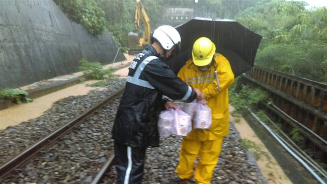 台鐵人員冒風雨搶修　暖警送早餐打氣