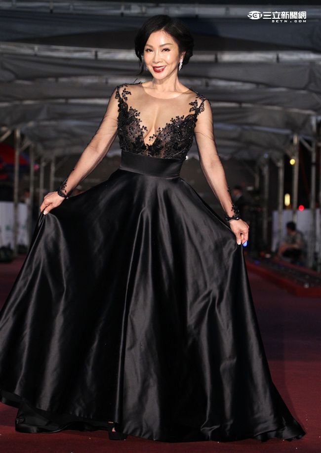 第51屆金鐘頒獎眾星雲集人人都想在紅毯上先驚豔全場，陳美鳳黑網狀露乳溝性感撩人。（記者邱榮吉/攝影）