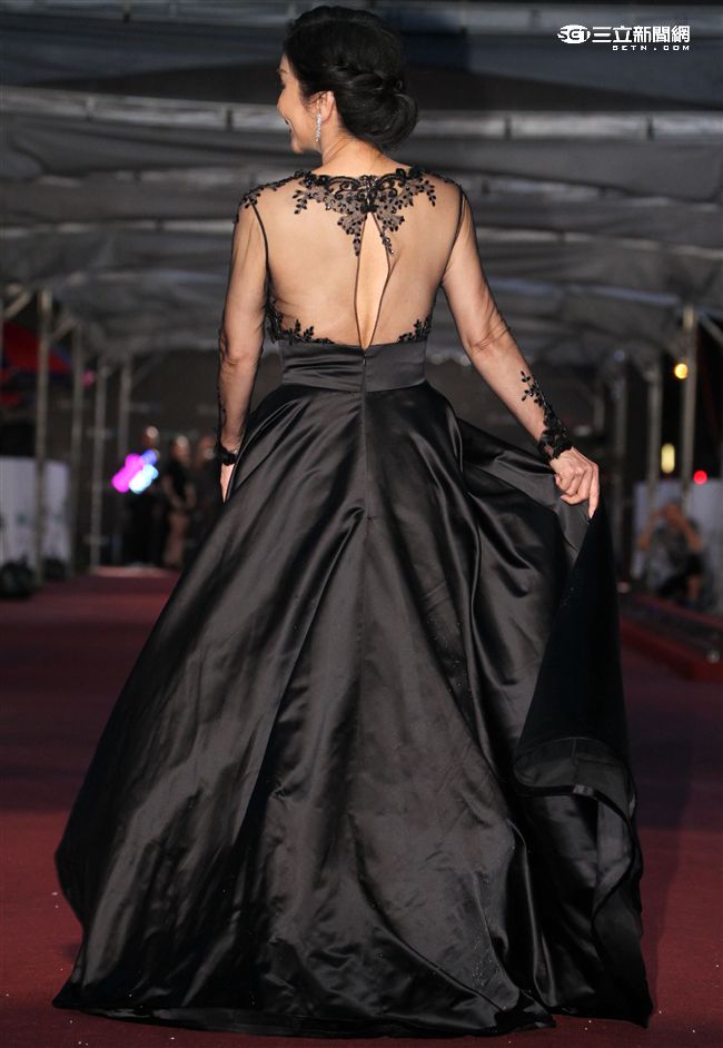 第51屆金鐘頒獎眾星雲集人人都想在紅毯上先驚豔全場，陳美鳳黑網狀露乳溝性感撩人。（記者邱榮吉/攝影）