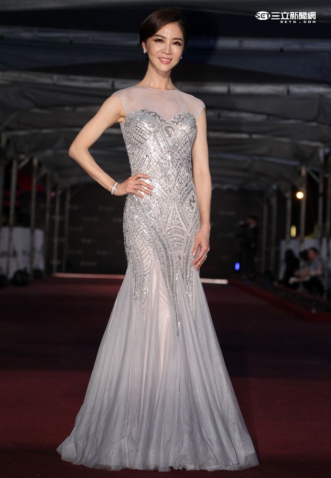 第51屆金鐘頒獎眾星雲集人人都想在紅毯上先驚豔全場，謝盈萱  。（記者邱榮吉/攝影）