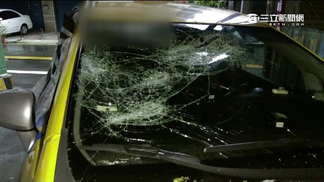 行車糾紛爆口角　男揮5尺大刀猛砸車