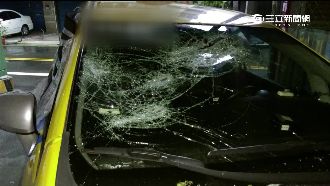 行車糾紛爆口角　男揮5尺大刀猛砸車