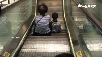 危險！祖孫倆把手扶梯竟當「椅子」坐