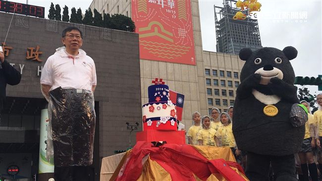 市府國慶升旗　柯不會唱這首好囧