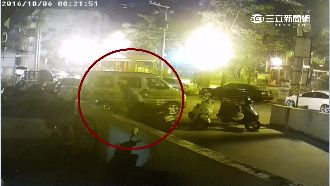 摸黑倒垃圾佔車道　保全好心反被誤會