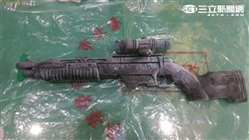 國慶雙十警場地偵檢赫見一把玩具步槍（楊忠翰攝）