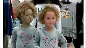 人形,模特兒,英國,女童,百貨,衣裝,洋娃娃(http://www.dailymail.co.uk/news/article-3825616/It-s-s-Cute-moment-girl-3-sees-mannequin-M-S-looks-dresses-like-her.html)