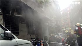台北市中山北路二段巷內公寓1樓，前夫疑與妻兒口角後憤而開瓦斯自殺（翻攝畫面）