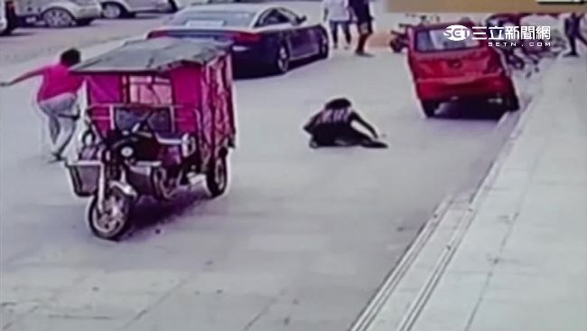 男童偷開電動車橫衝直撞　嬤苦追在後